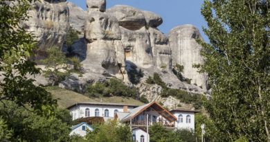 Бахчисарай: величие Ханского дворца, древние пещеры Чуфут Кале и тишина горного монастыря. — фото 1