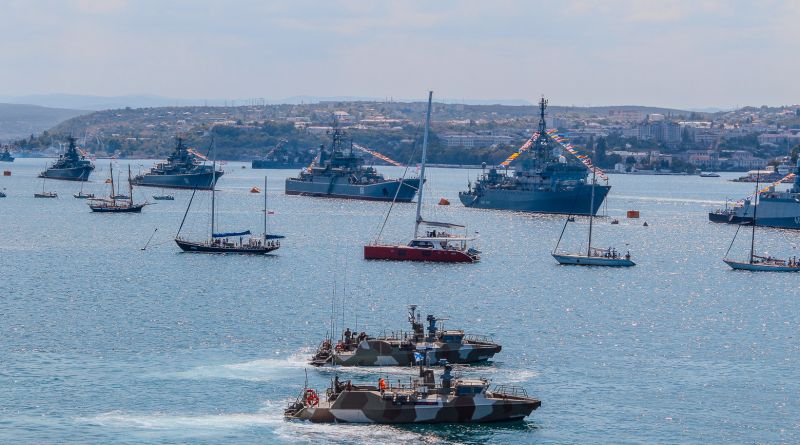 Фото Белый город на синем морском берегу.... - вид 2
