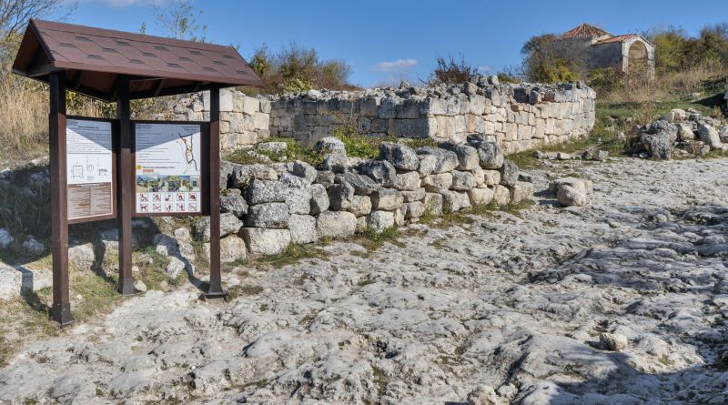 Фото Бахчисарай: величие Ханского дворца, древние пещеры Чуфут Кале и тишина горного монастыря. - вид 2