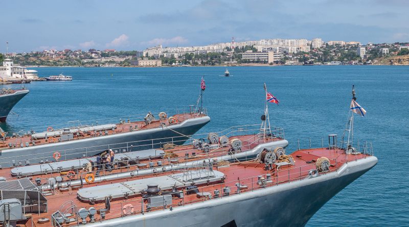Фото Белый город на синем морском берегу.... - вид 6