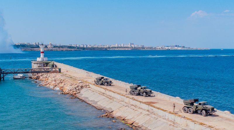 Фото Белый город на синем морском берегу.... - вид 1